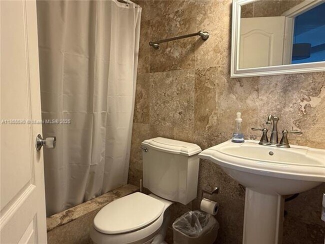Building Photo - 999 Brickell Bay Dr