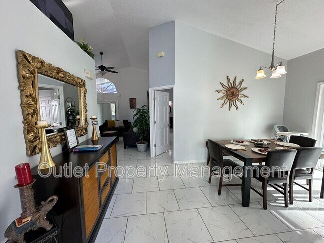 Building Photo - 645 Majesty Dr