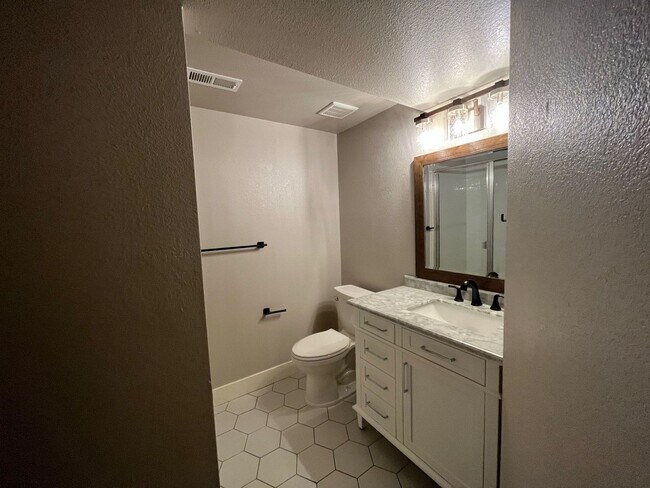 Building Photo - Incredible condo with 2 car garage