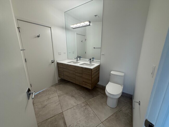 Building Photo - 3462 N Lincoln Ave