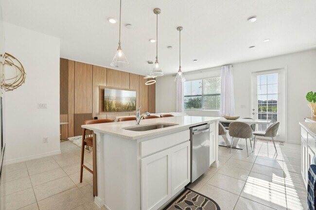 Building Photo - 646 Longboat Dr