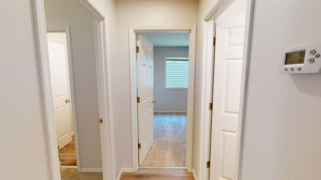 Building Photo - Single Level Family Friendly Home in Sandy. Fenced Backyard Pets Welcome