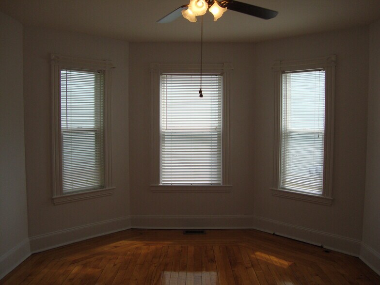 Building Photo - 11 Crescent Ave