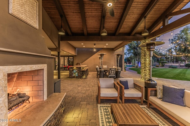 Building Photo - 5821 E Cactus Rd