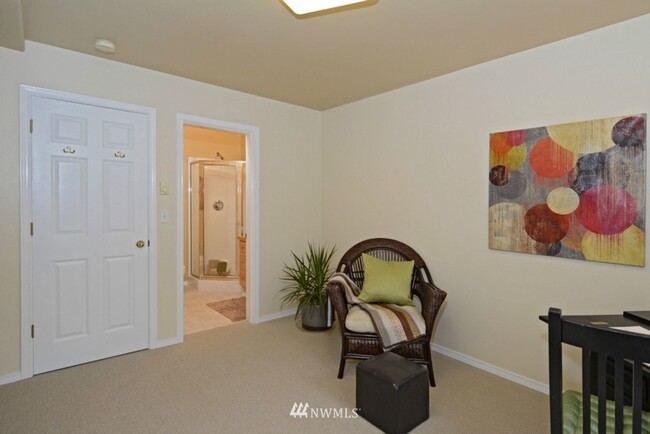 Building Photo - North Greenlake 3-bed 1.75-bath Town House