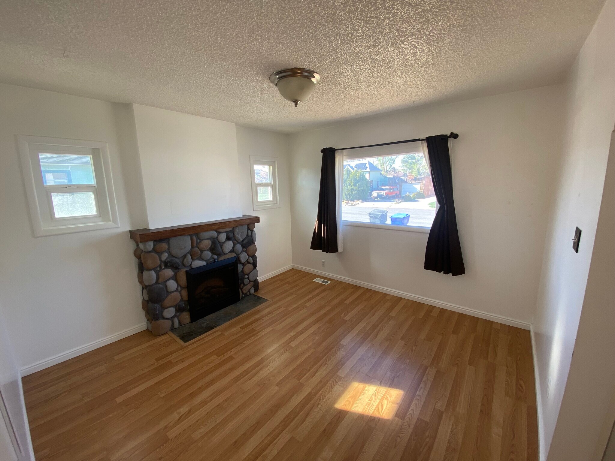 Building Photo - 160 E Leslie Ave