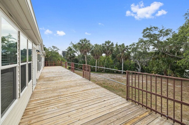 Building Photo - "Spacious 4-Bedroom Retreat with 3400 Sq Ft of Comfort in Gibsonton, FL!"