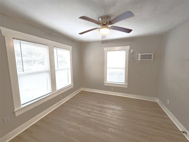 Building Photo - 2812 St Emanuel St