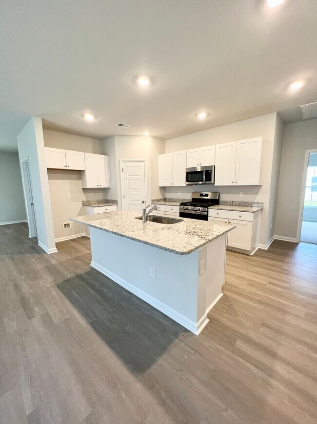 Building Photo - FOUR Bedrooms! SUPREME location! Move in ready!