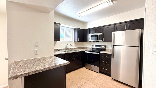 Building Photo - 1712 E Pepper Cir