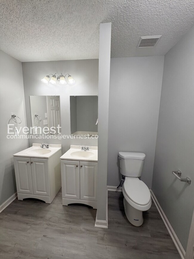 Building Photo - 3 Bed, 2 Bath Home with Garage / Pet-Friendly / Available Now!
