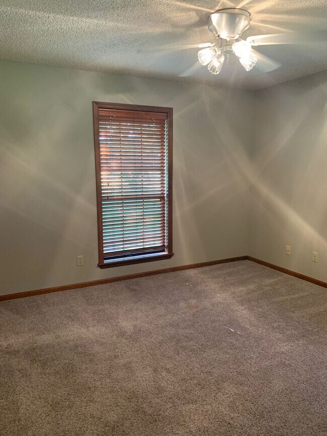 Building Photo - !!$500 off First months Rent!! Private 1-Acre Retreat with Pool, Screened Porch & Spacious Interior