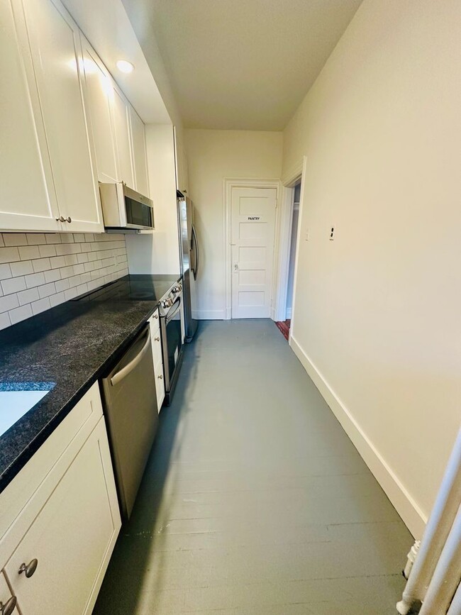 Building Photo - Charming 3bdrm/1.5bth Home Conveniently Located in Richmond's Carytown Area w/Private Balcony!!