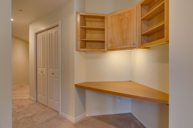 Building Photo - Spacious 2 bedroom Condo in Downtown Redmond