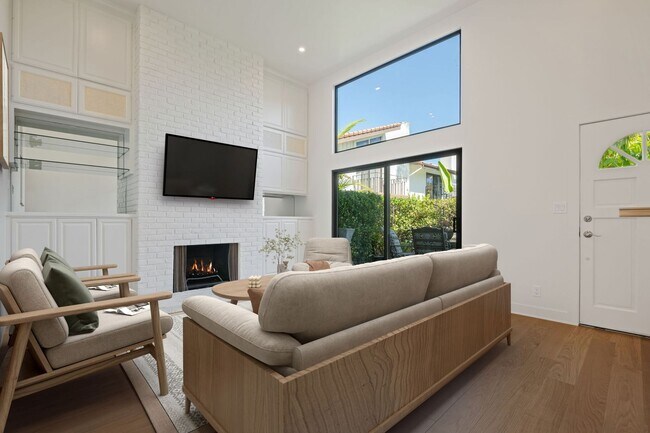 Building Photo - Fully Remodeled 2 Bed, 2 Bath East Beach T...
