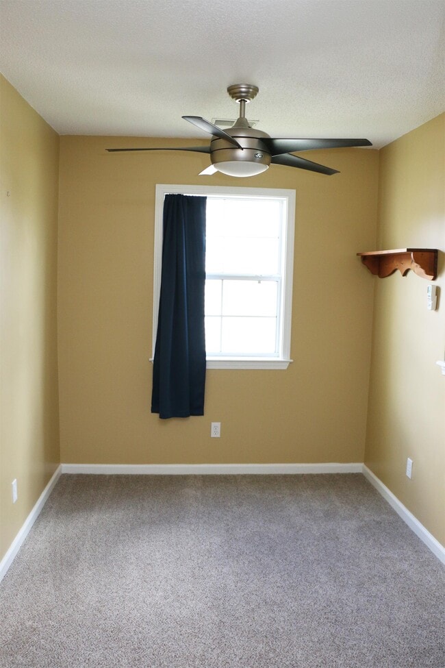 Building Photo - 10 Bushwood Dr