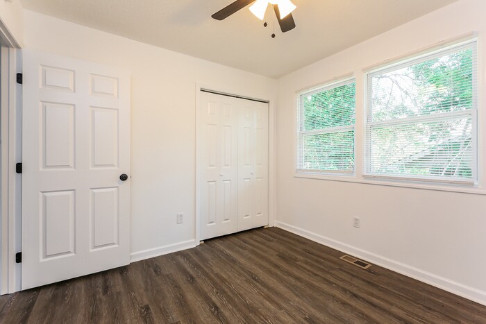 Building Photo - 126 Saturn Ln