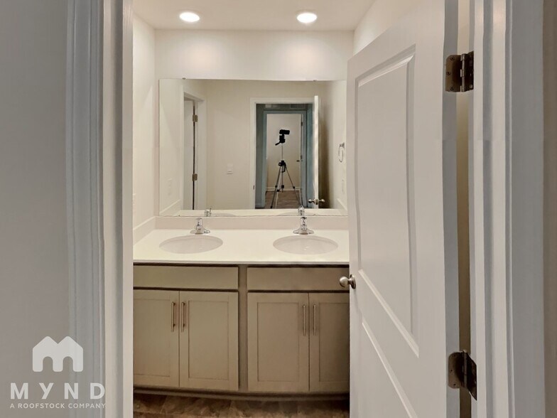 Building Photo - 2126 Allium Dr