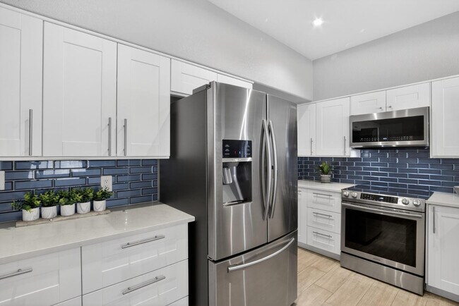 Building Photo - 7401 W Arrowhead Clubhouse Dr