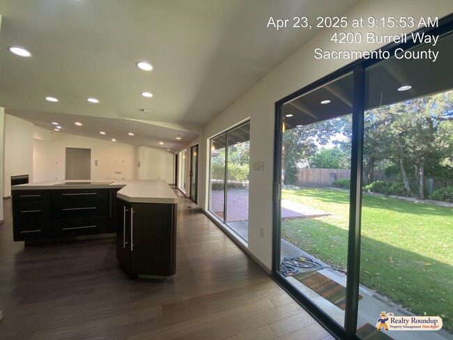 Building Photo - Sprawling Ranch with Open Floorplan & Exce...