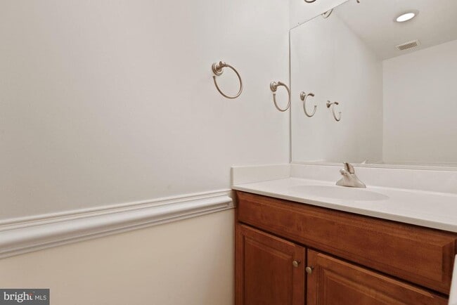 Building Photo - 2057 Golf Course Dr