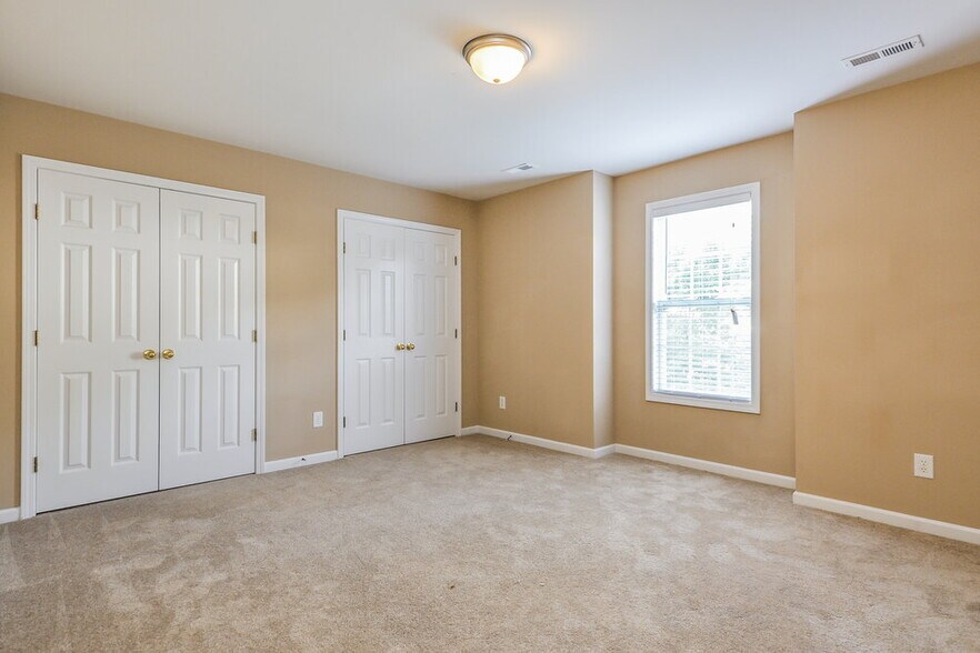 Building Photo - 136 Roan Dr