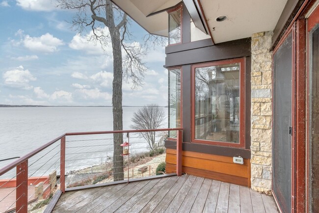 Building Photo - Lake Mendota Dream Home in Desirable Sprin...