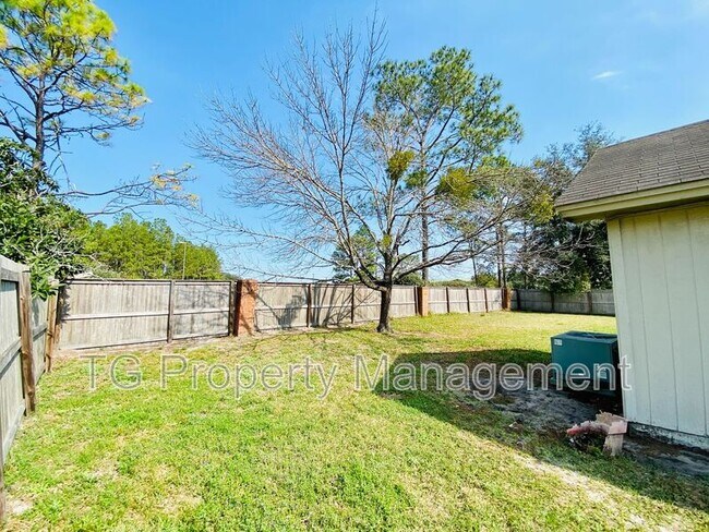 Building Photo - 8943 Country Bend Cir N