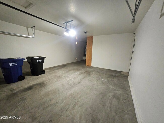 Building Photo - 3216 S Cottonwood Dr