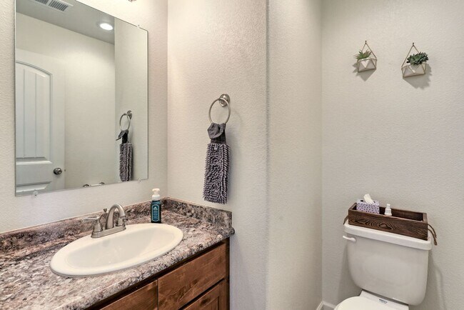 Building Photo - 3 Bedroom 2 1/2 Bath Townhome in Wellington