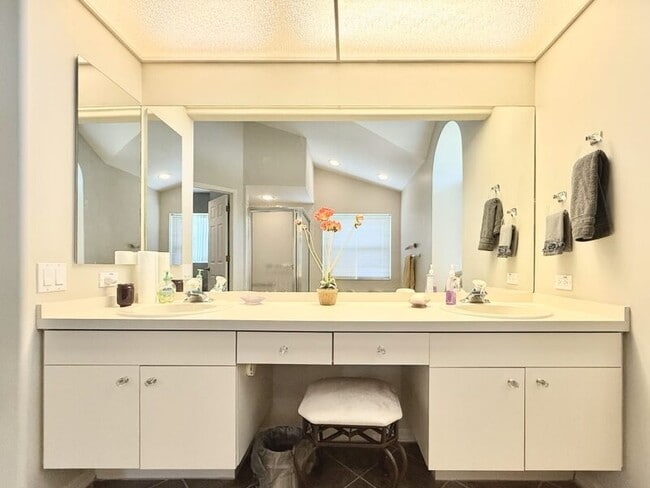 Building Photo - 8724 Ashbury Dr