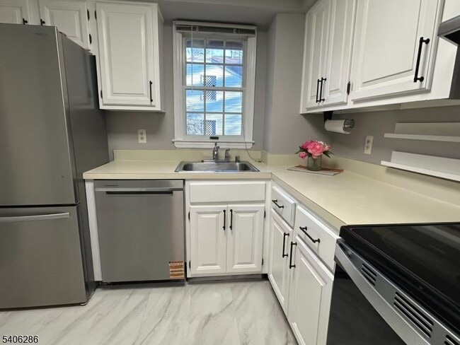 Building Photo - 95 Jamestown Rd