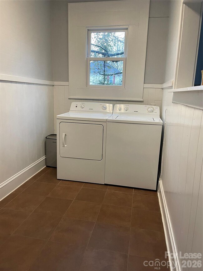 Building Photo - 409 N Main St