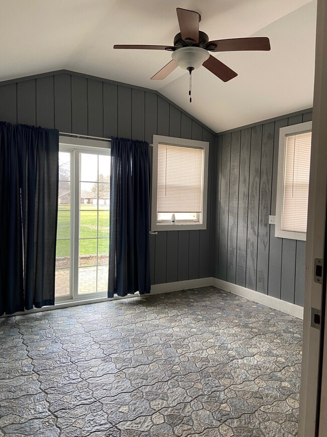 Building Photo - 558 Beachview Dr