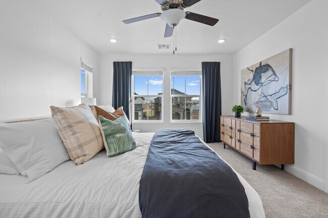 Building Photo - Lagoon Living! 3 Bedroom Townhome with Res...