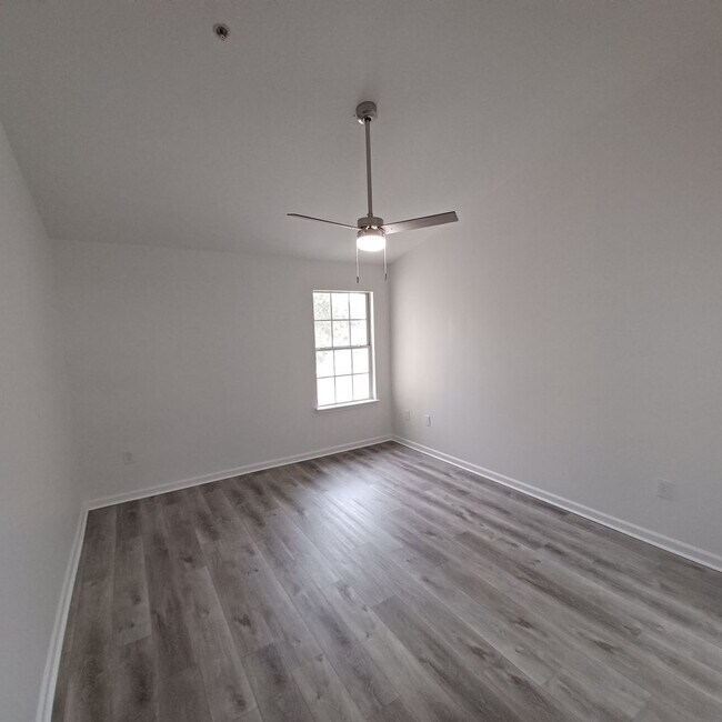 Building Photo - Cozy 1 BR 1 BA Condo