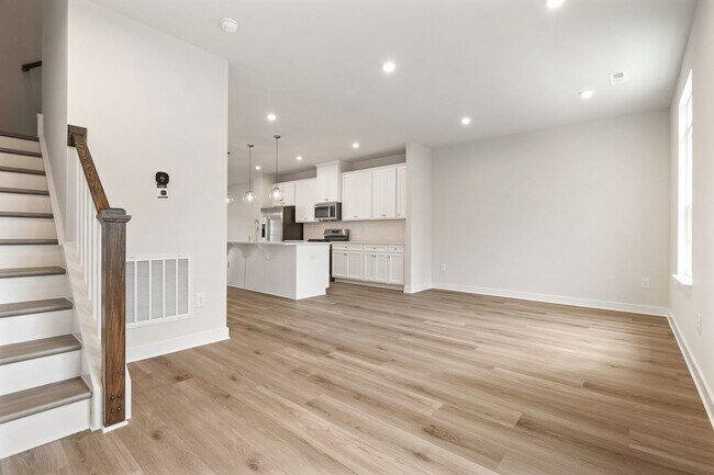 Building Photo - Available NOW! 4 Bed, 4 Bath in 751-South Neighborhood!