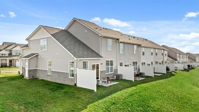 Building Photo - 689 Birdie Dr