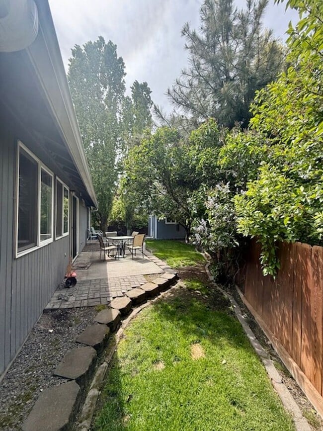 Building Photo - Lovely 3 Bedroom Single Level home with St...