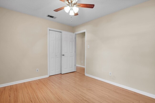 Building Photo - 8 N Nicholson Cir