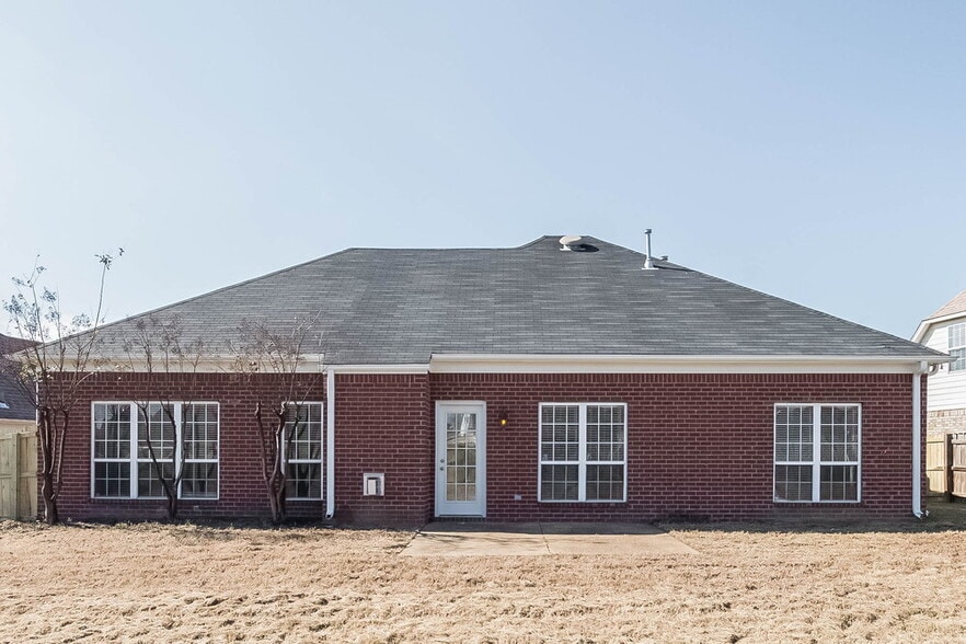 Building Photo - 8426 Linda Shore Cove