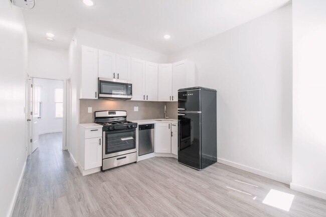 Building Photo - New! Renovated & Modern Apartment