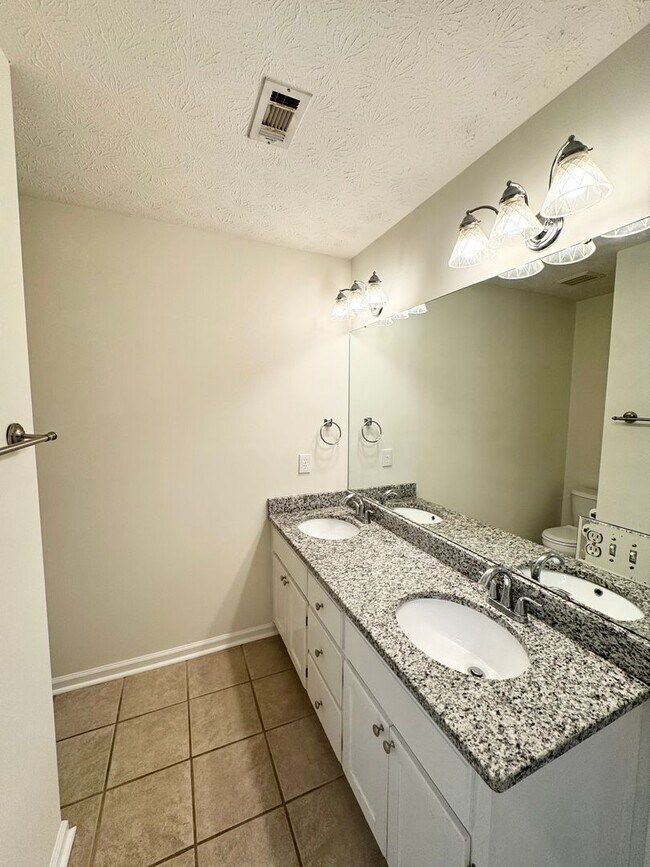 Building Photo - ** 3 bed 2 bath located in Thorington Trace ** Call 334-366-9198 for a self showing