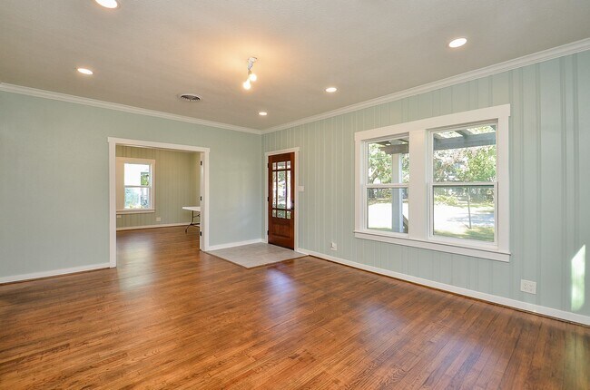 Building Photo - 803 Austin St