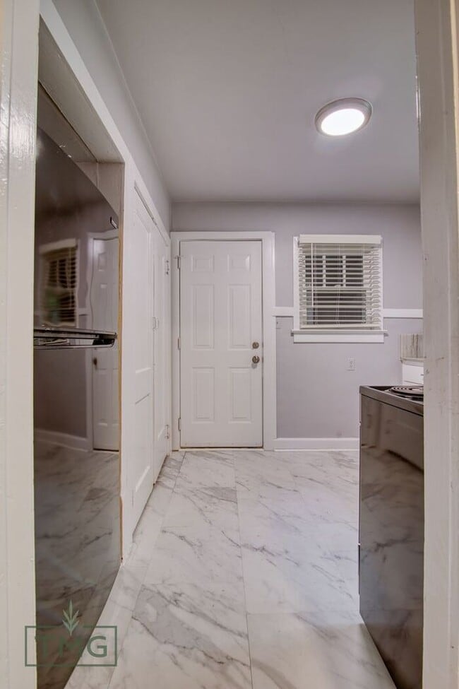 Building Photo - NEWLY REMODELED! Bungalow in the heart of KW!
