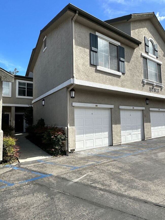 Building Photo - Townhouse at the Bordeaux Gated Community 3bed 2.5 bath