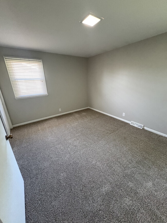 Building Photo - 529 Des Moines Dr