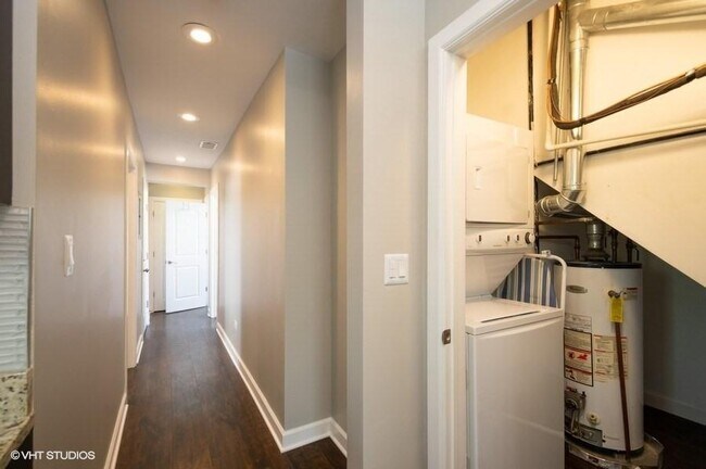 Building Photo - 2 bedroom in CHICAGO IL 60618