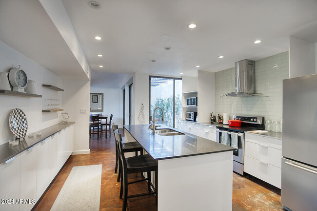 Building Photo - 7018 N Barbados Pl