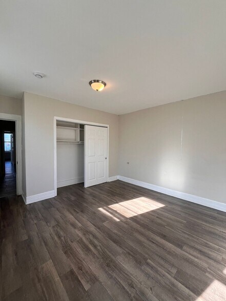 Building Photo - 76 Pearsall Ave